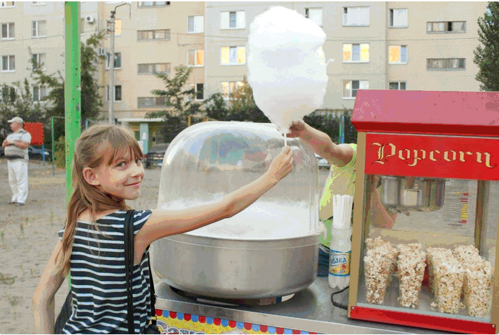 100 000 - 150 000 руб / день на батутах и попкорне (развлекаемлюдей)