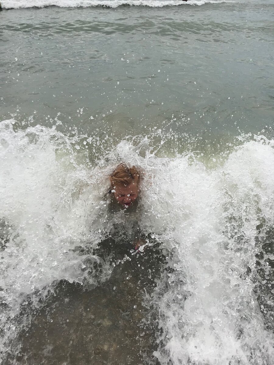 Сижу дома 🏘 и ко мне приехала знакомая , и предлагает поехать на море на машине , она её купила на днях за 35 тыс. рублей . Я после ее отъезда долго думала ну и хочется и колется .                                      Все же решилась , муж поехать не мог , итог на следующий день мы выезжаем в 23.00 нас было четверо взрослых и один ребёнок , все бы не чего , мы проехали около 1000 км , оставалась чуть 🤏 но тут вдруг у нас отвадился глушитель , остановились привязали жгутами из пластмассы , да да , знаю это бред )) проехали чуть они все расплавились , все устали дико , остановились переночевать , так как ехали больше суток . Утро встали приняли душ , все вроде хорошо 👌 поехали , машина начала вообще плохо ехать , начал двигатель греется , мы то останавливались то ждали , и муж знакомой начал движок поливать холодной водо , остудили поехали и все за ново , в промежутке проезжали км.15,20. Осталось нам доехать 50 км до ближайшего моря , Джубга . Встали чтоб опять полить движ... итог залили свечи , но тут муж знакомой берет откручивает свечи , закрывает рукой одну из отверстий и просит ее завести и дать газу , и что думаете , сильных хлопок 💥 аккумулятор 🔋 разорвало , я в шоке 🤯 устала дико , какое к черту море !!!! Не доехала я уже домой хочу ) принимаем решение бросить машину , мы скатили её к деревне с трассы , 