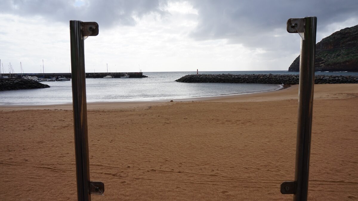 Пляж в городе Машику на острове Мадейра