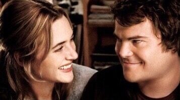 7. Отпуск по обмену 2006. Двое абсолютно незнакомых друг другу женщин, находящихся в замешательстве от происходящих событий, упавших им на головы, знакомятся в интернете и решают поменяться друг с другом домами на пару недель. Один из самых позитивных и уютных фильмов, что подходят под новогоднее настроение.