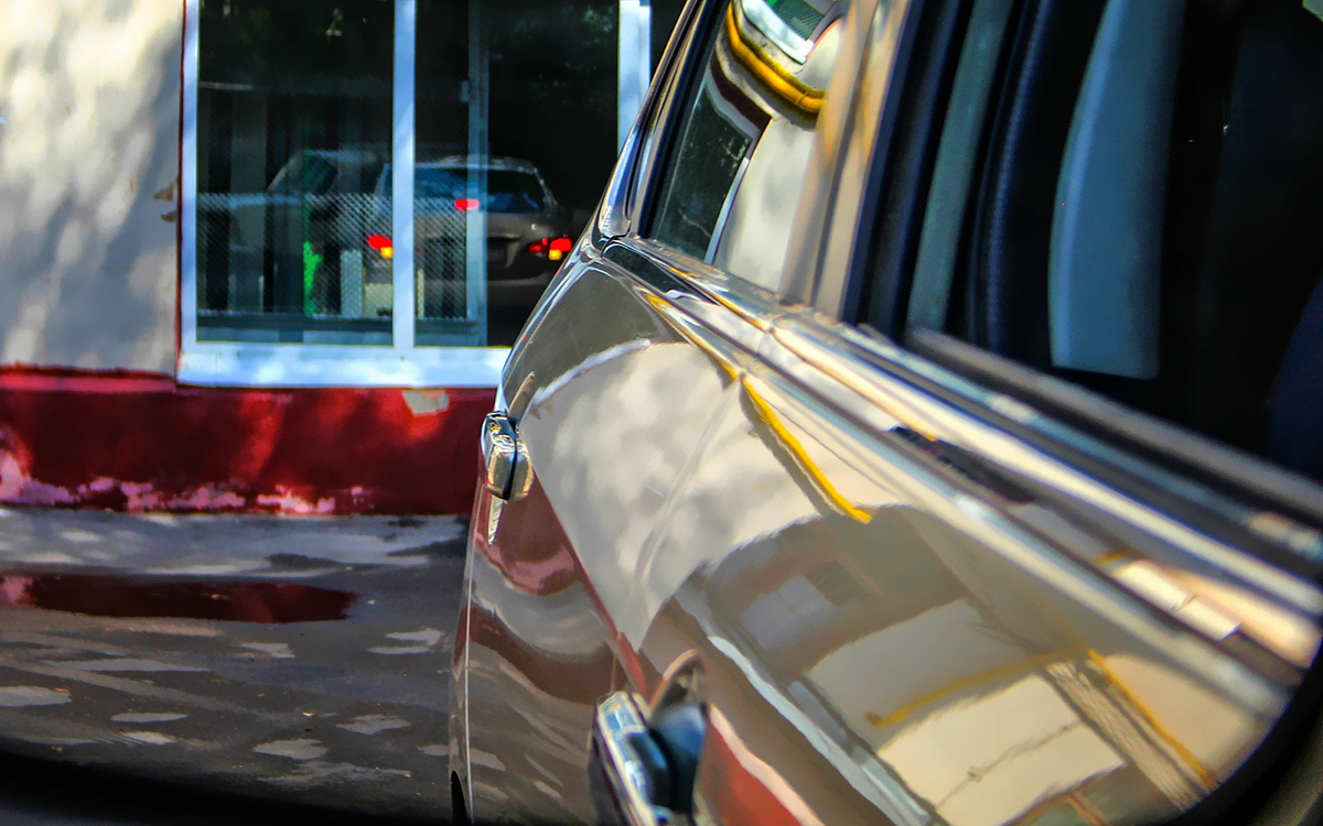 Для разминки — очень простой совет. Как проверить, все ли световые приборы исправны, если нет второго человека в помощь? Ничего сложного, нужно просто посмотреть на отражение своей машины, например, в витрине магазина или в кузове другого автомобиля.