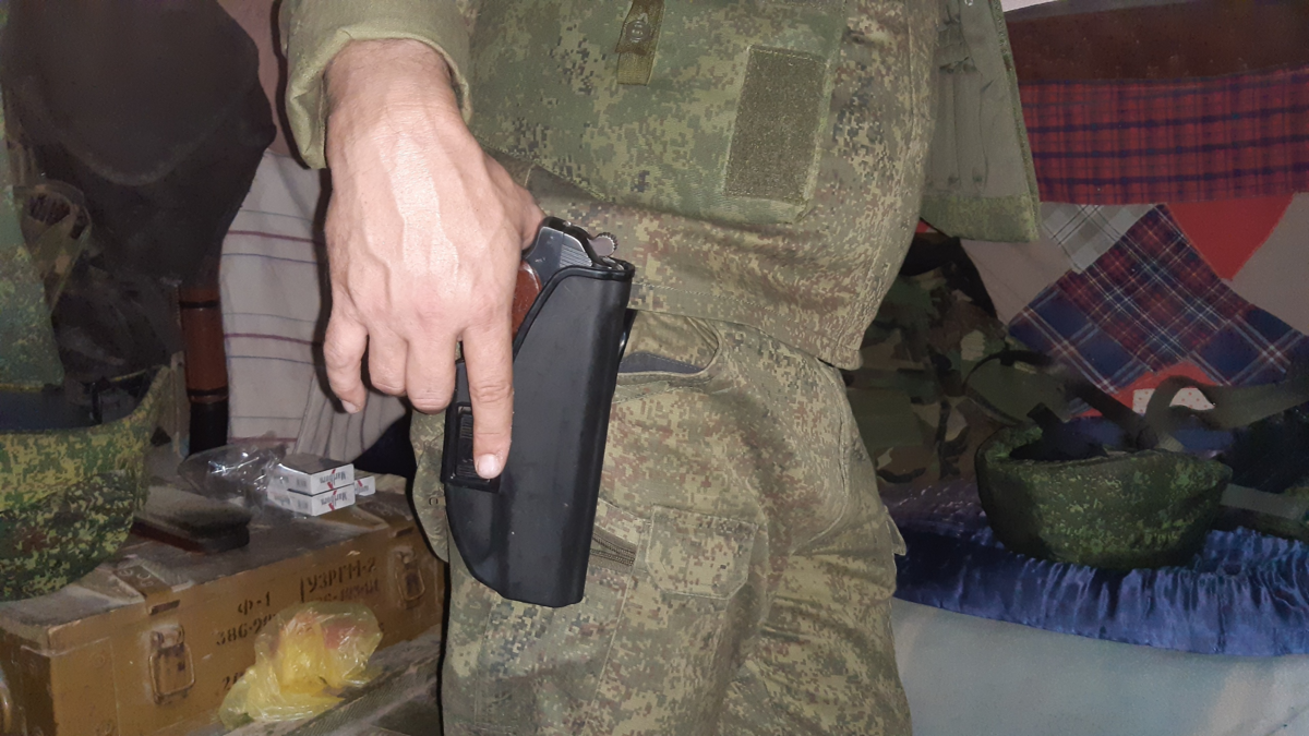 Офицер Народной Милиции ДНР в блиндаже в расстёгнутом жилете 6Б-33 и с пистолетом АПС. Фото автора