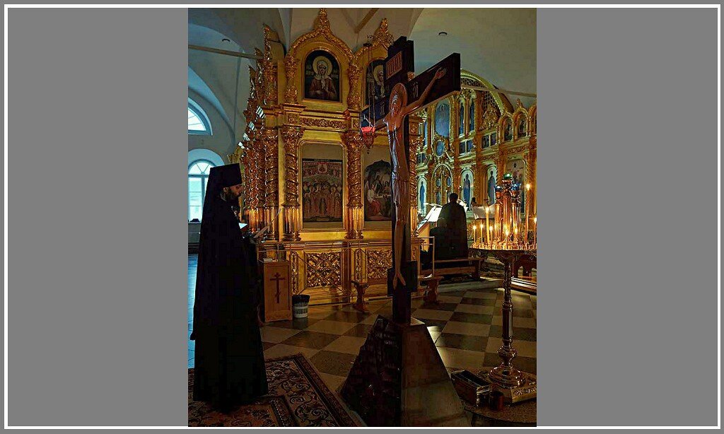 Соловецкий монастырь сегодня.   Утренняя служба с чтением Евангелия Святых страстей.                                                                                                                                                            Первое поселение православных монахов возникло, на этом месте, в 1429 г.  Здесь обосновались монахи Герман Соловецкий и преподобный Савватий Соловецкий. Иногда можно прочитать, что неугодных (даже из царского рода) «в монахи состригали насильно». Но это не совсем так.
Дело в том, что русский монастырь - это не тюрьма. (Это даже не «замок» в «западном понимании», который мог выполнять роль «тюрьмы» для человека, заточенного где-нибудь в подвале замка или в его башне, а то ещё и прикованного цепью к стене). Люди сбегали даже из тюрем и каторги. А уйти из монастыря - проще простого. У монахов строгая дисциплина. Но ни «заборов», ни «охраны» над ними нет. И "погоню" ни кто организовывать не станет.
Поэтому, при уходе в монашество, происходило другое: человек, фактически, «добровольно умирал» для обычной суетной жизни «в миру». Он даже мог получить другое имя. И он добровольно отдавался новой жизни «в Боге». Так что быть «насильно состриженным» означало: человек «проиграл» в своей обычной деятельности. Стал «неугодным», но «нашел компромисс» с властью. «Власть» его, в результате найденного компромисса, больше не трогала. А он не мешал её деятельности, целиком отдаваясь новой, духовной жизни. Жил такой человек в монастыре ни чем не хуже  других монахов. И имел достаточно свобод в понимании Церкви. Но вот бежать ему становилось некуда и незачем.