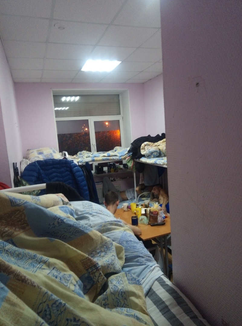 Это реальное фото ,моё собственное,я удивлён почему в общежитиях ещё не придумали третий ярус,ведь до потолка ещё место есть!