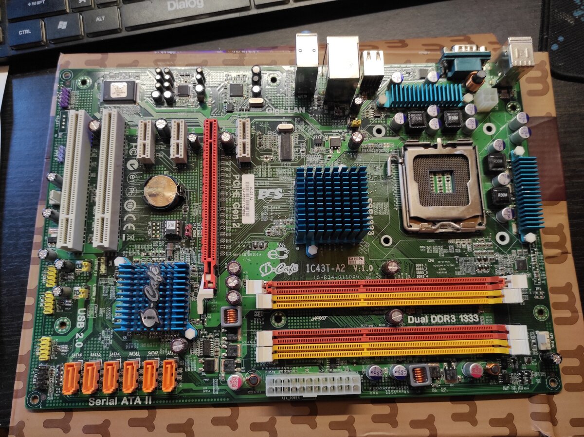 На фото материнская плата с 775 сокетом