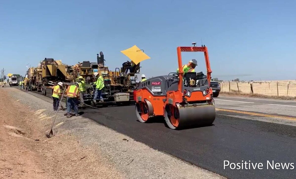 Укладка нового дорожного покрытия в Калифорнии.