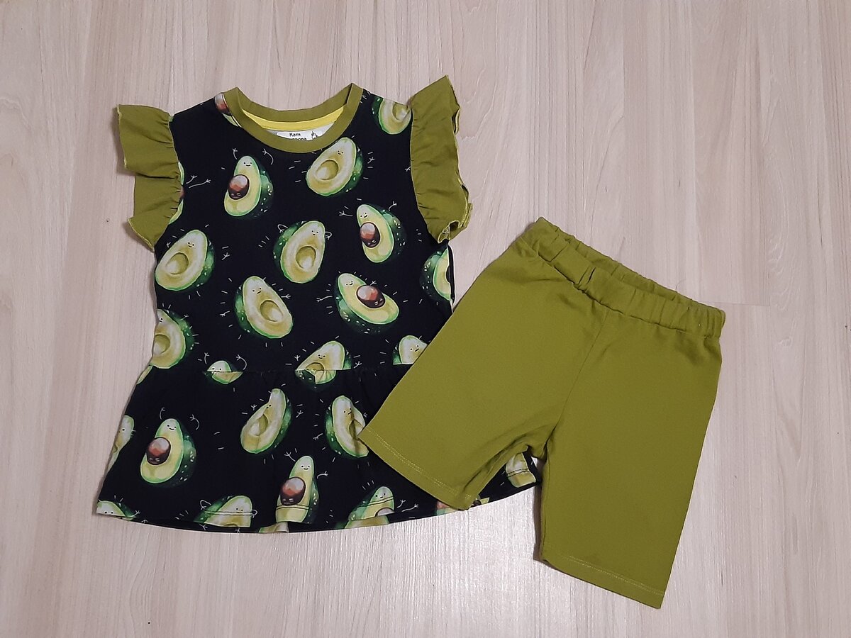 Первый комплект: короткая туника и шортики до колена