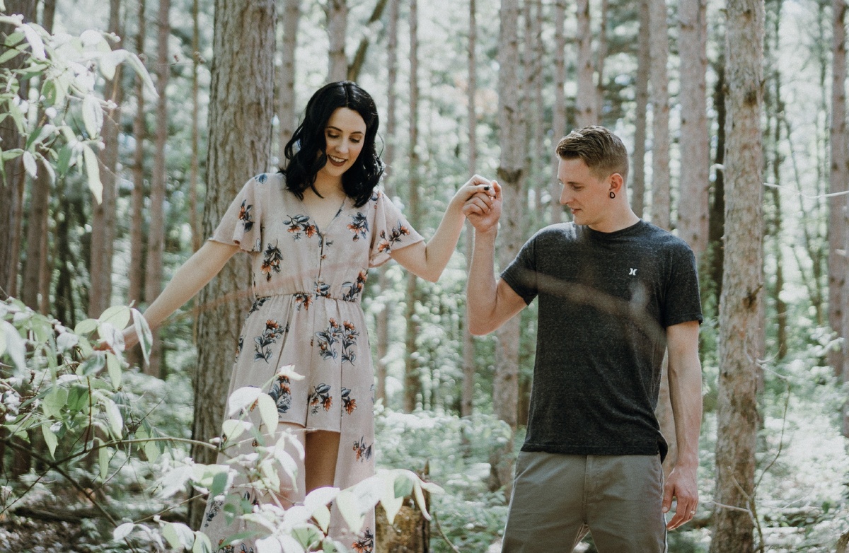 Женщина познакомилась с мужчиной