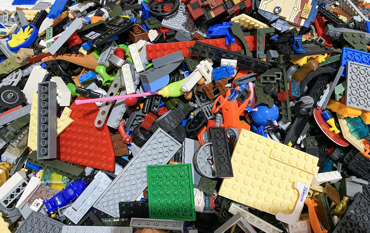 Конструктор Лего в разобранном виде.