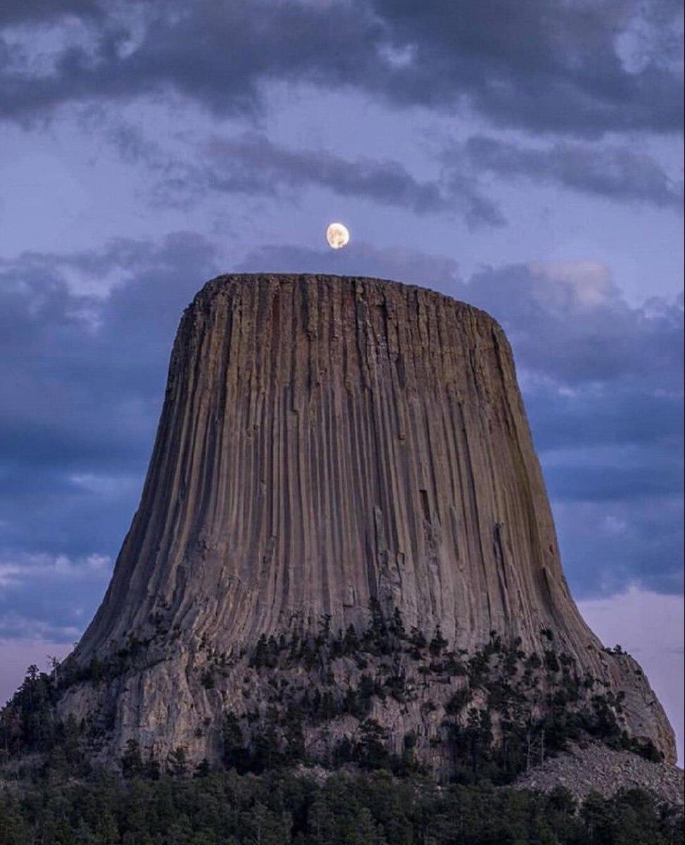 Башня Дьявола является громадной скалой, которая одиноко возвышается над равниной. Местоположение этого удивительного образования естественного происхождения — американский штат Вайоминг