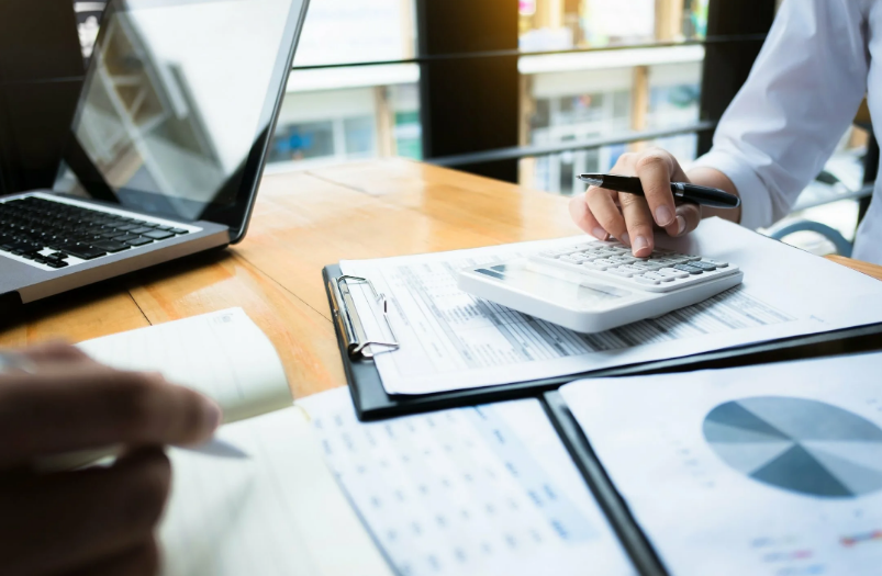 Организация должна быть включена в соответствующий реестр Центробанка, который регулярно проводит проверки их деятельности, а также должна быть членом саморегулируемой организации