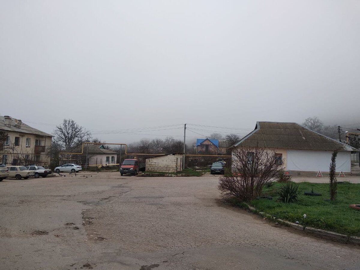 На дальнем плане должны быть горы, но их украл туман.