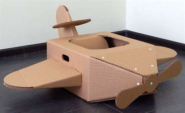 Самолет из спичечного коробка и картона
