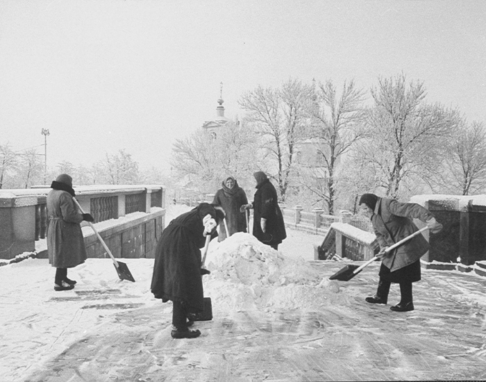 Уборка снега в СССР.  Фото взято из открытых источников: humus.livejournal.com