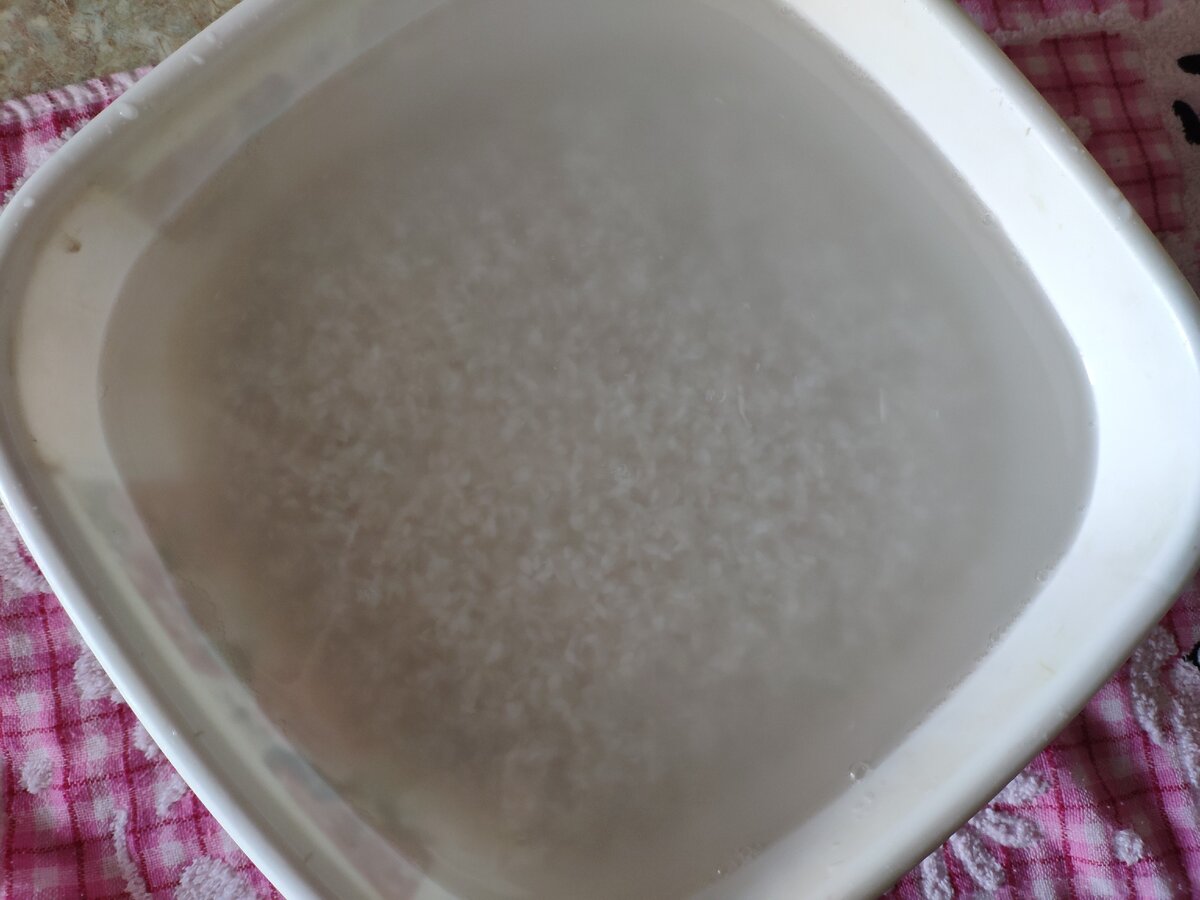 Промываем и замачиваем рис