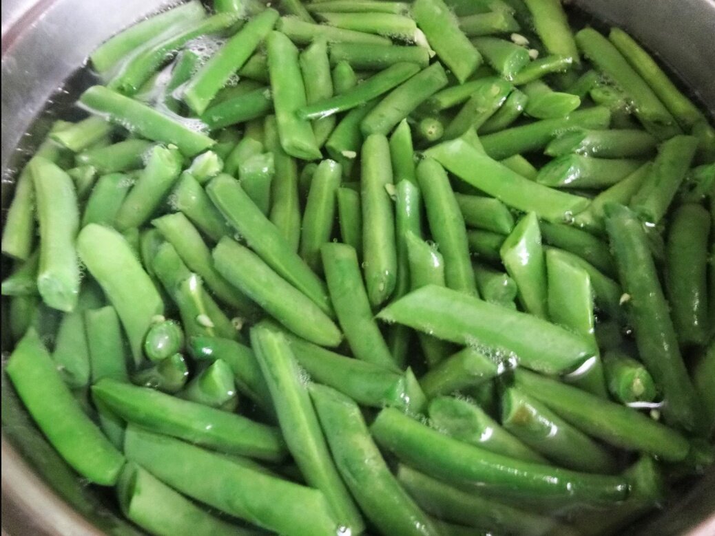 Перед употребление спаржевую фасоль необходимо отварить до нужной консистенции, мы любим оставить её немного хрустящей