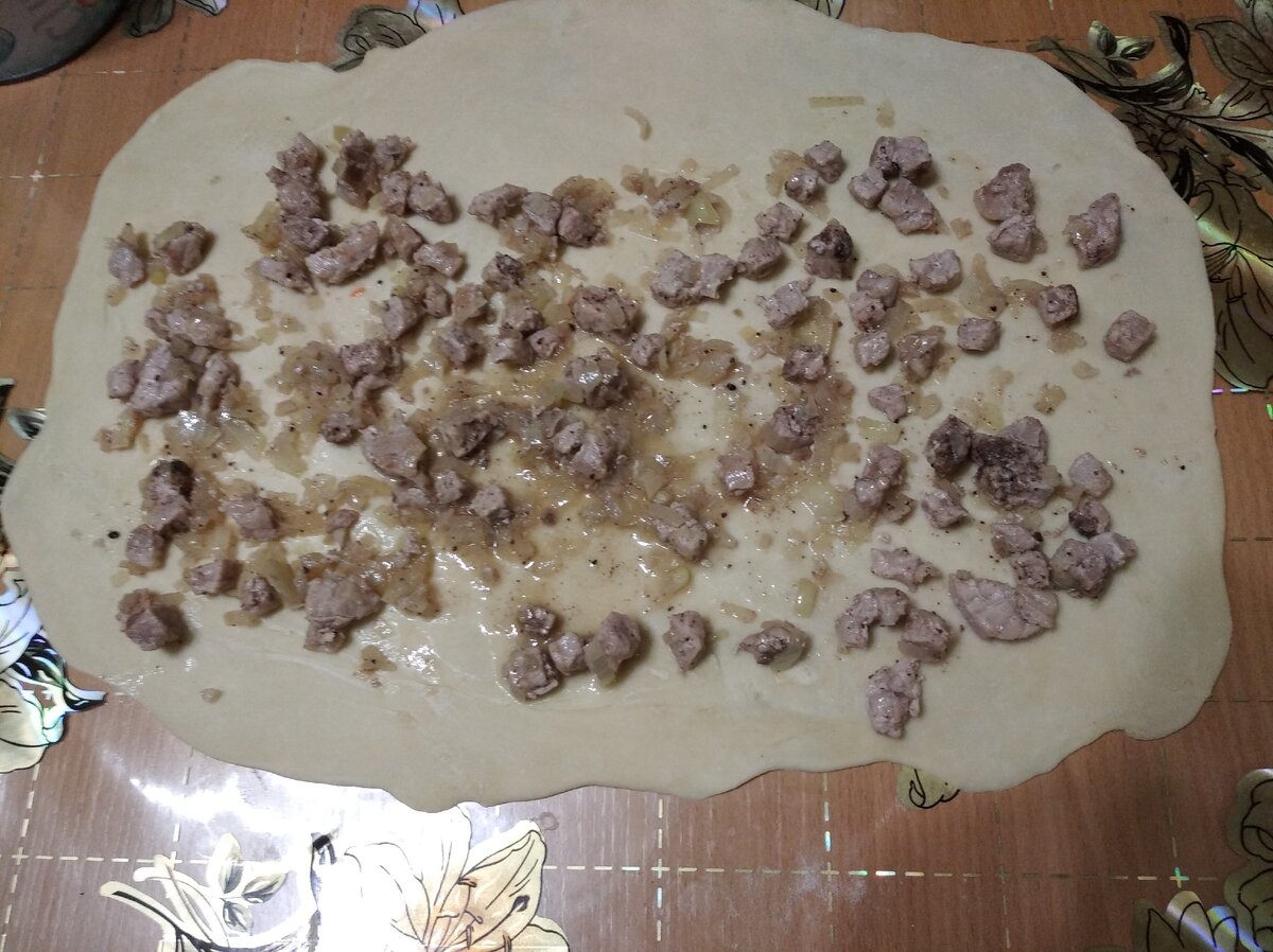 Тесто раскатала в тонкий пласт и распределила начинку