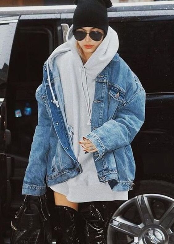 Джинсовая куртка одинаково хорошо смотрится и с худи, и с платьем