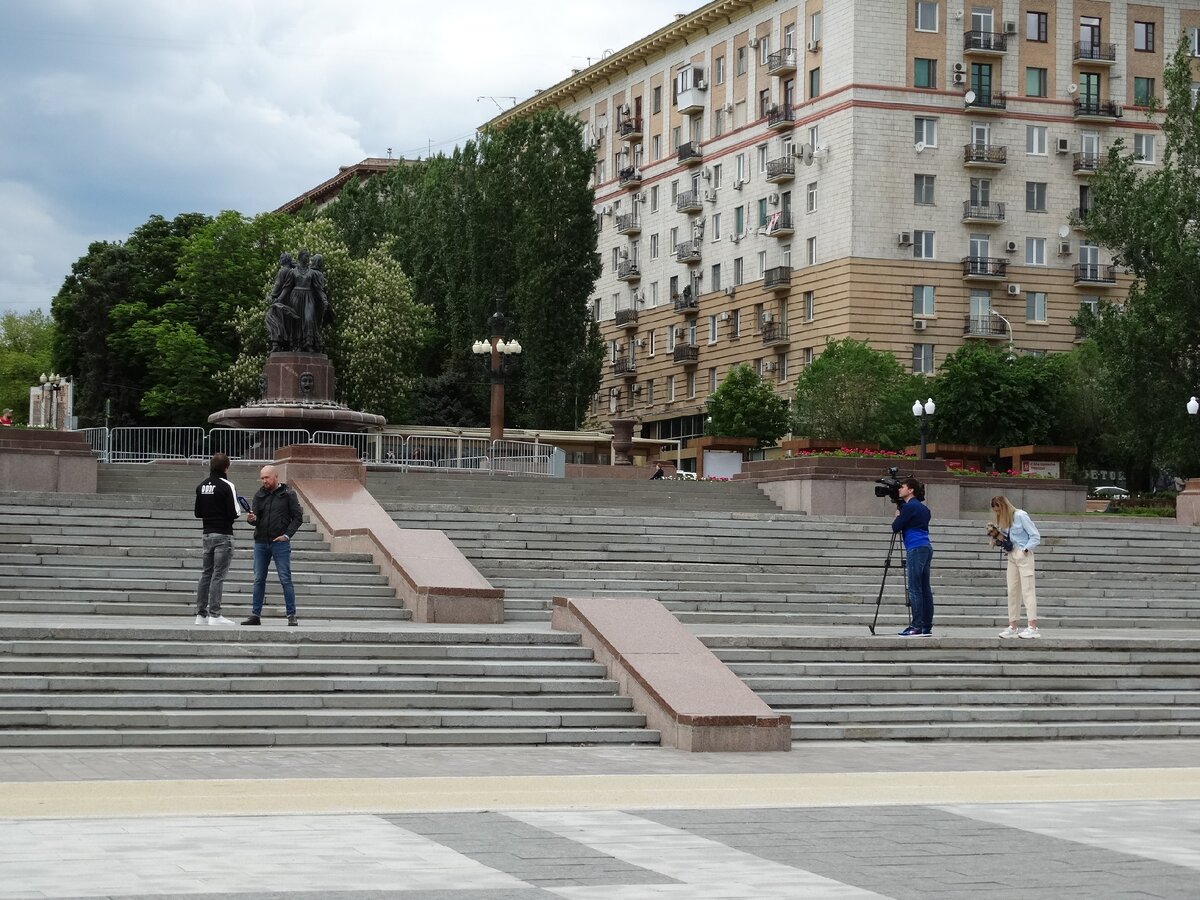 Обычно здесь яблоку негде упасть