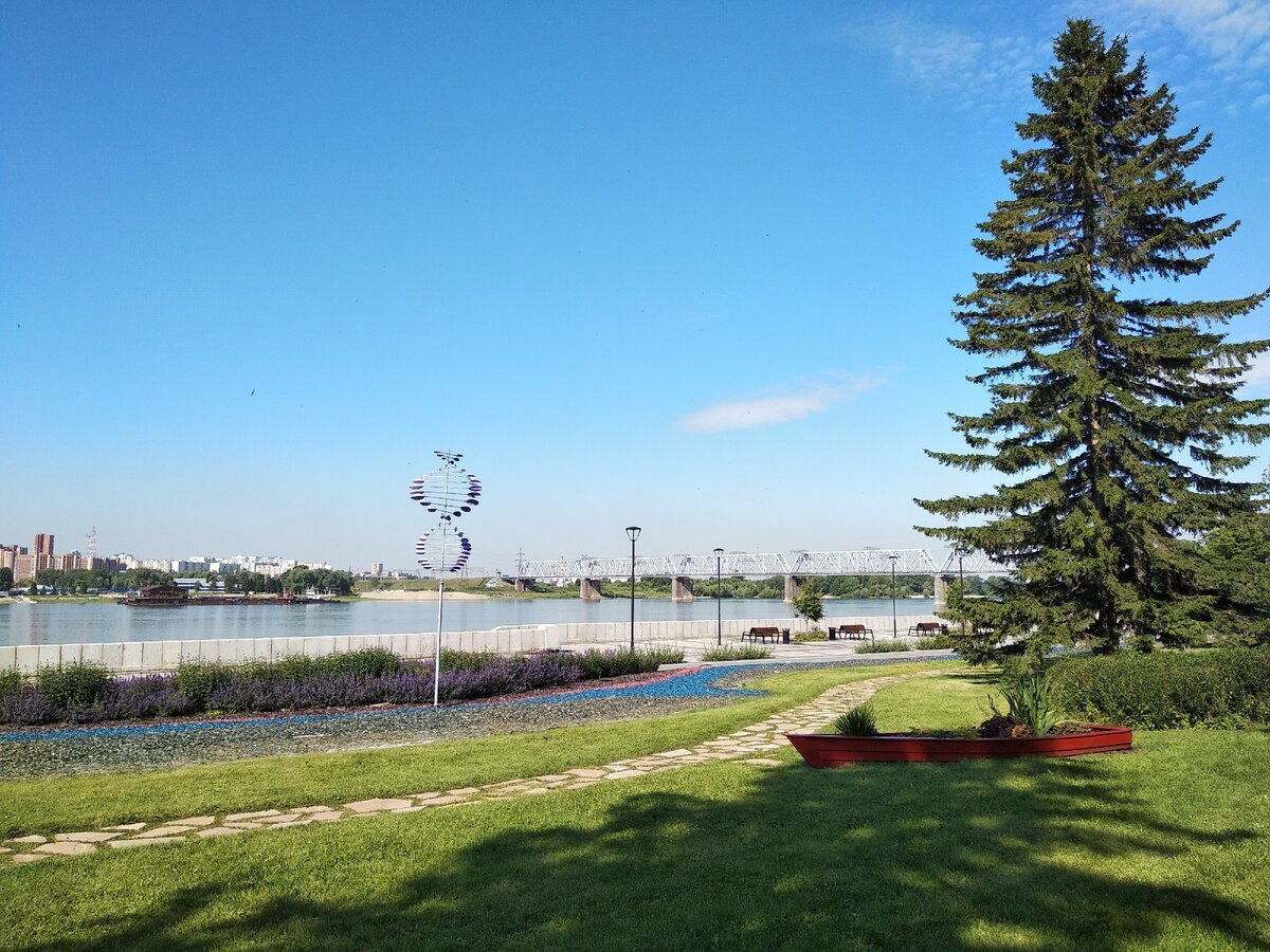 На набережной много интересных инсталляций