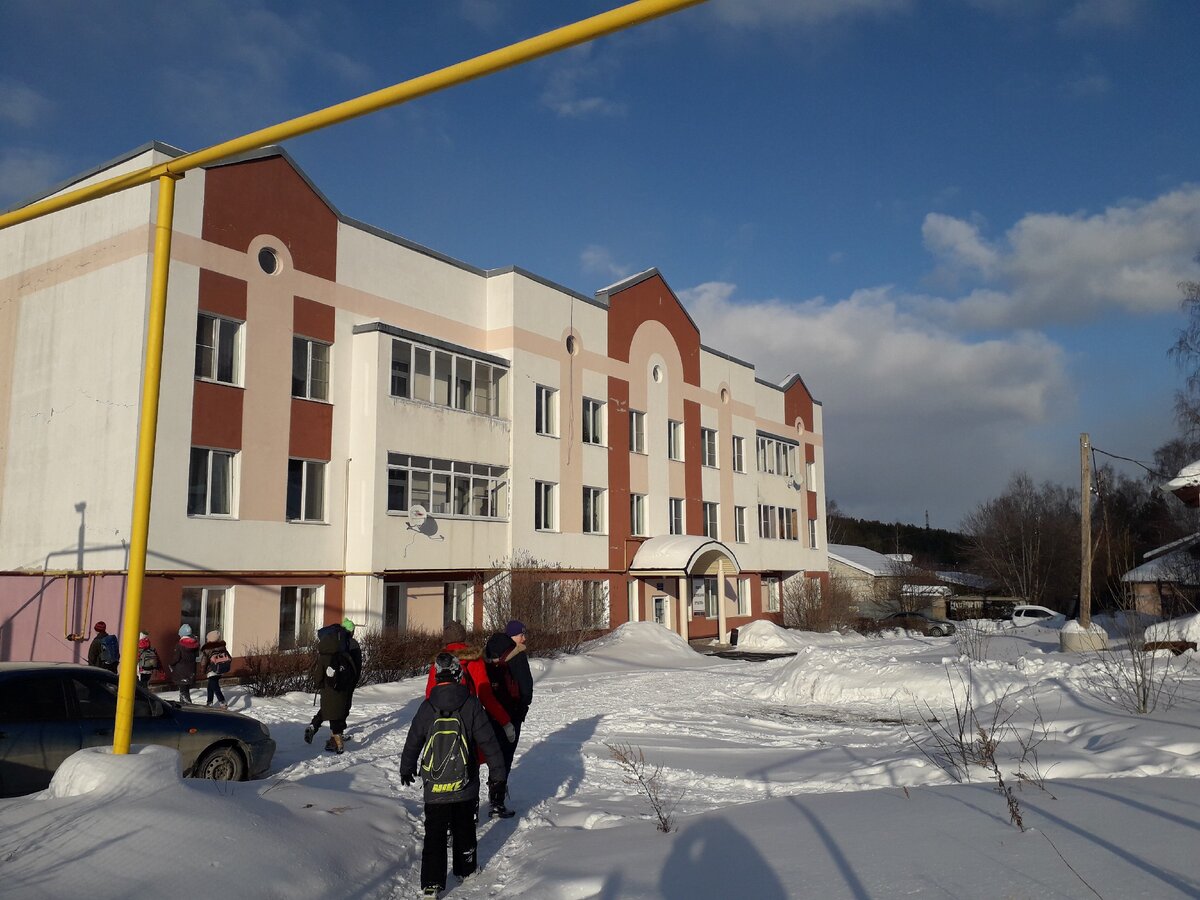 Новые жилые дома в Исети тоже невысокие. Фото автора.