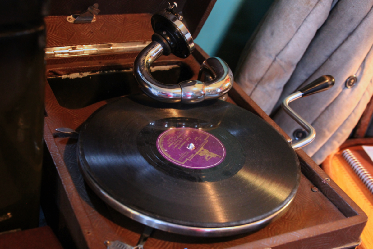 Трофейный немецкий патефон 1938 года до сих пор работает