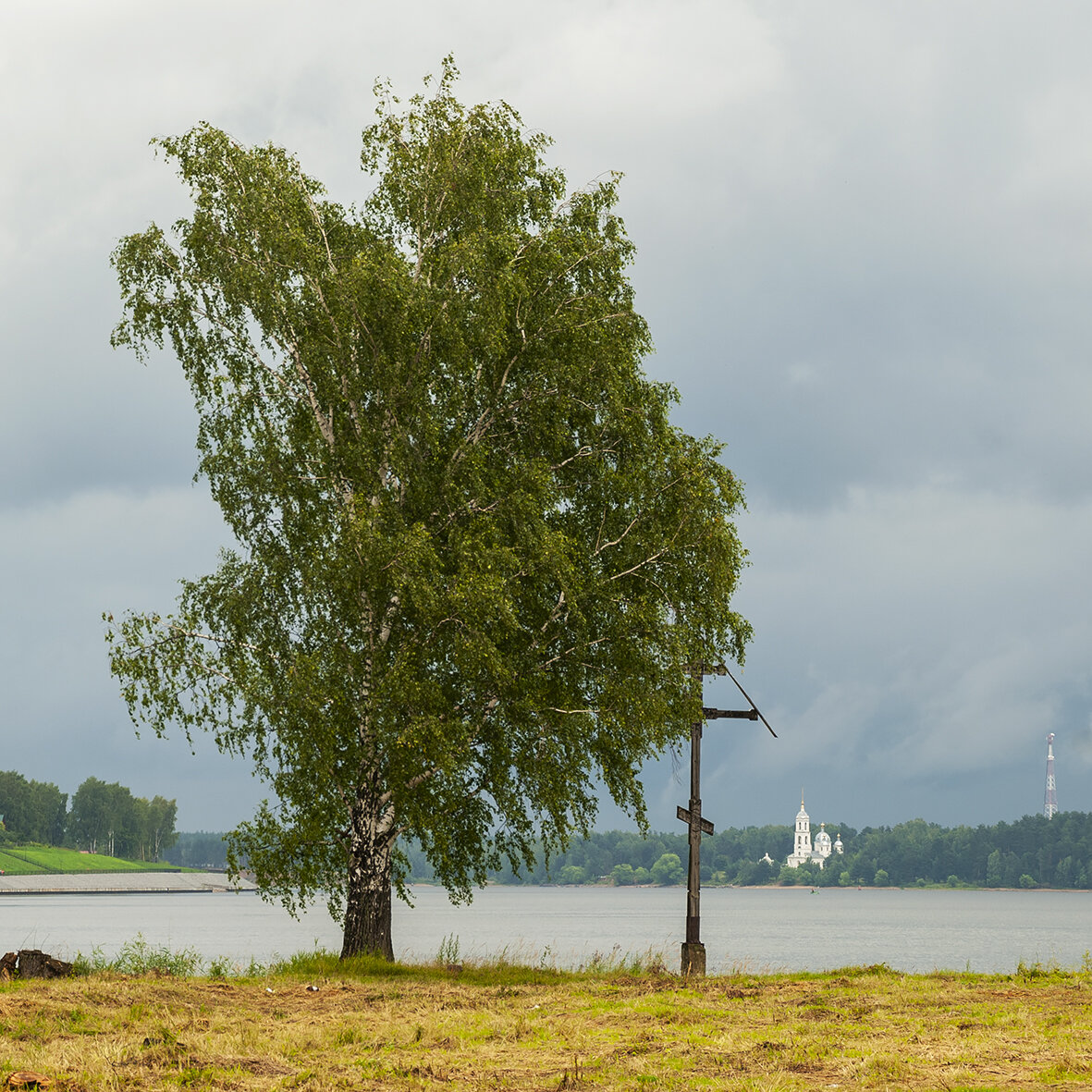 Поклонный крест на берегу Волги. Фото автора