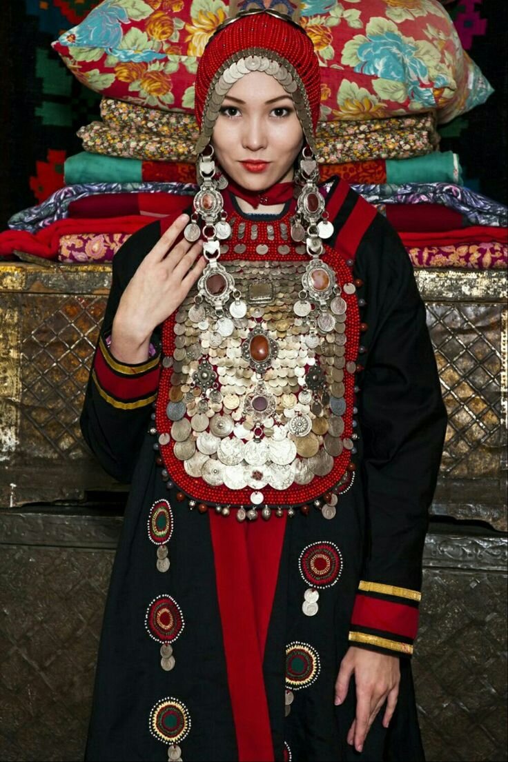Башкирка в национальном костюме 