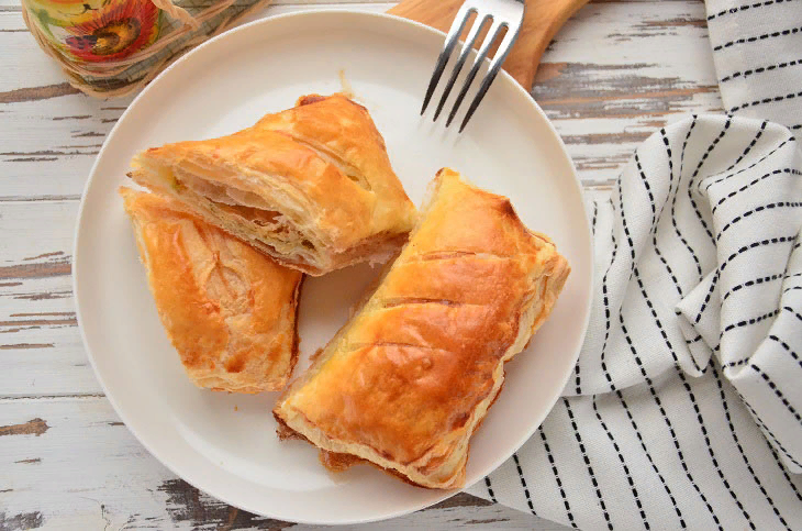 слойки с тыквой и голубым сыром. слойки с сулугуни. слойки с сыром в духовке. круглая слойка с луком и зеленью перекресток. слойки с сыром сулугуни.