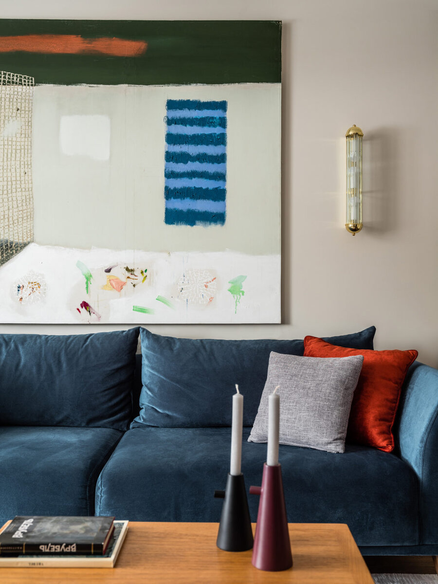  Фрагмент гостиной. Диван, Enza Home; журнальный стол винтажный, Repeat Story; бра винтажные, Kunst Décor; подсвечники, Barcelona Design.