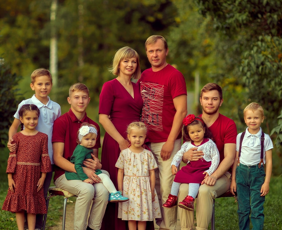 Несколько семей составляло. Многодетная семья. Многодетная семья в России. Современная русская семья. Современная многодетная семья.