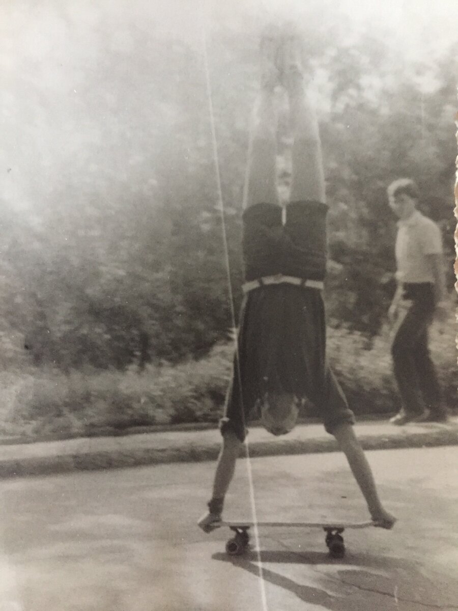 На фото автор канала 1984 год. Нашел старое фото. На ногах на скейте стало не интересно, стал ездить на руках.