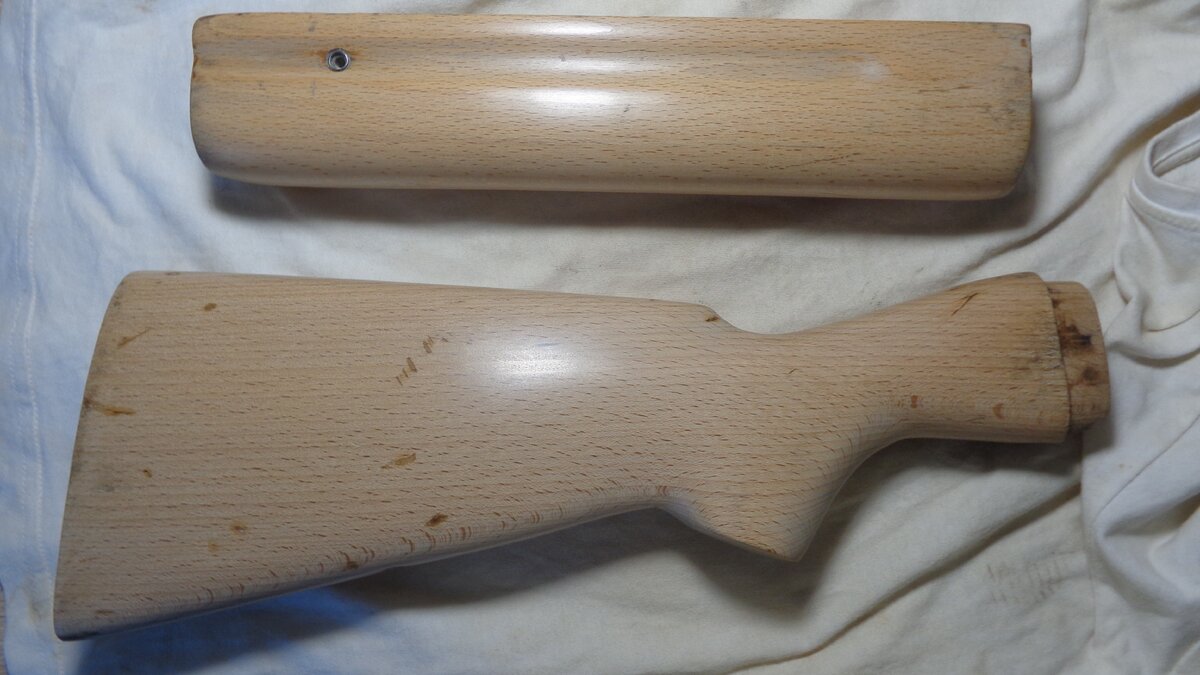 После обработки древесины абразивом и заделки сколов составом из опилок и циакрина, к сожалению тогда не подумал что восстановить насечку гоаздо проще чем нарезать ее заново. Результат известен, насечка мне так и не далась...