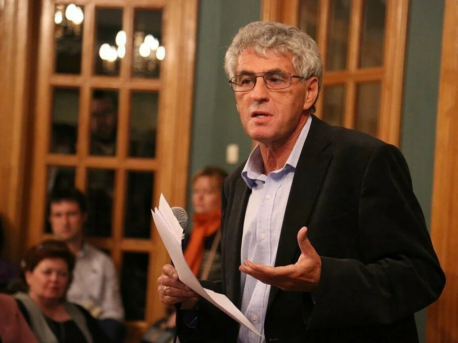 Леонид Гозман. Просто глядя на него, можно вполне предположить, что это достойный человек. Пока не прочитаешь того, что именно он пишет.