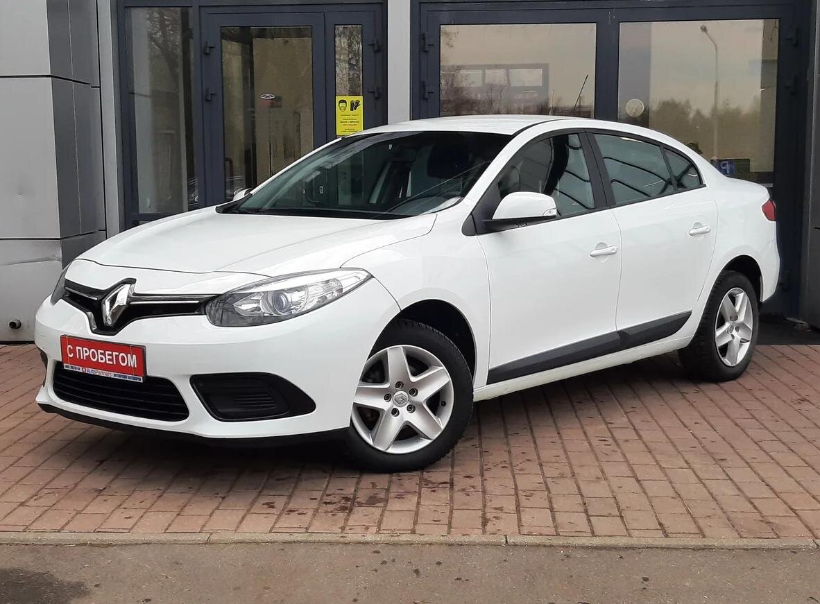 Renault Fluence продавался у нас с 2010 по 2017 год. В 2013 году претерпел рестайлинг. Немного изменилась внешность, изменились моторы и вариаторы, перестали устанавливать классический автомат. На фото как раз рестайлинговый автомобиль 