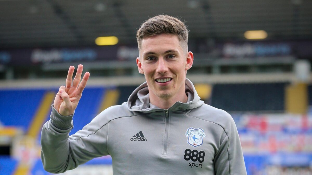 ХАРРИ УИЛСОН – АВТОР ХЕТ-ТРИКА В ИГРЕ «БИРМИНГЕМА» И «КАРДИФФА». ДВА ГОЛА ОН ЗАБИЛ ПРЯМЫМИ УДАРАМИ СО ШТРАФНОГО. ЕЩЕ ОДИН – ИСТОРИЯ С КРАСИВЫМ ПЕРЕХВАТОМ.«КАРДИФФ СИТИ»