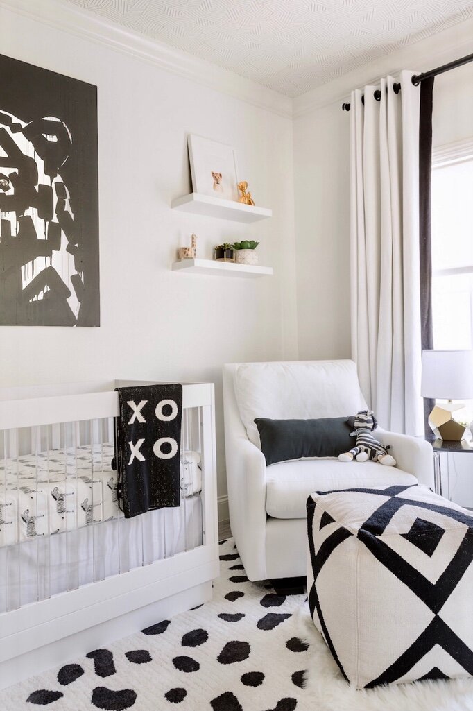 Спальня для малыша в черно-белом цвете