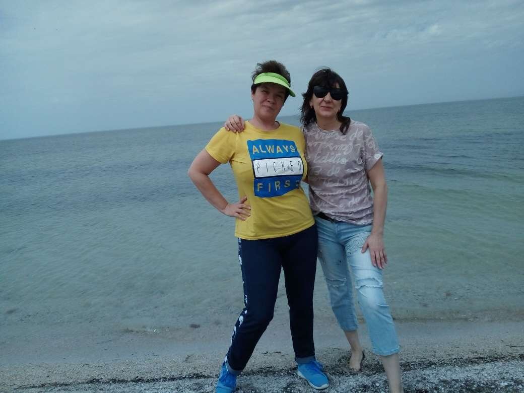 Сегодня на море, пляж Портовое, только приехали, я - слева