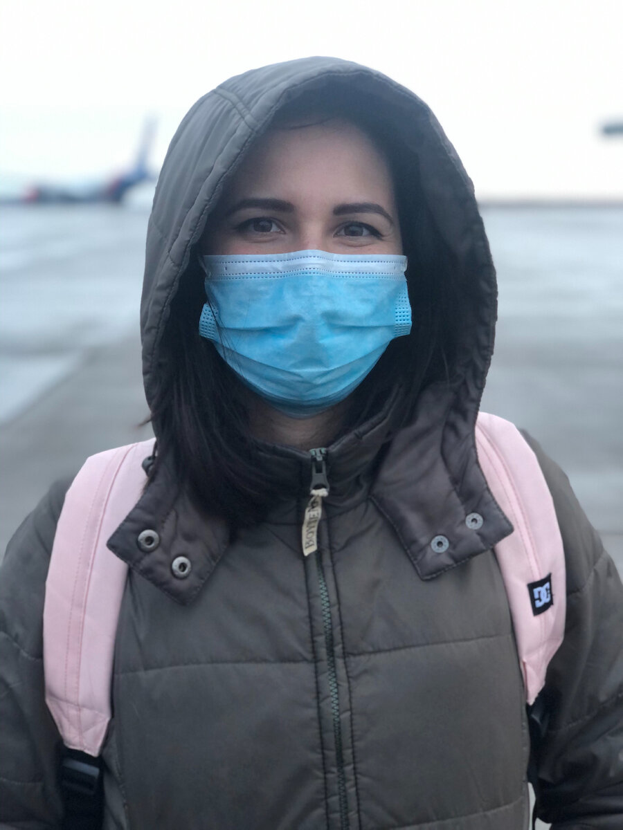 На фоне самолета 😁