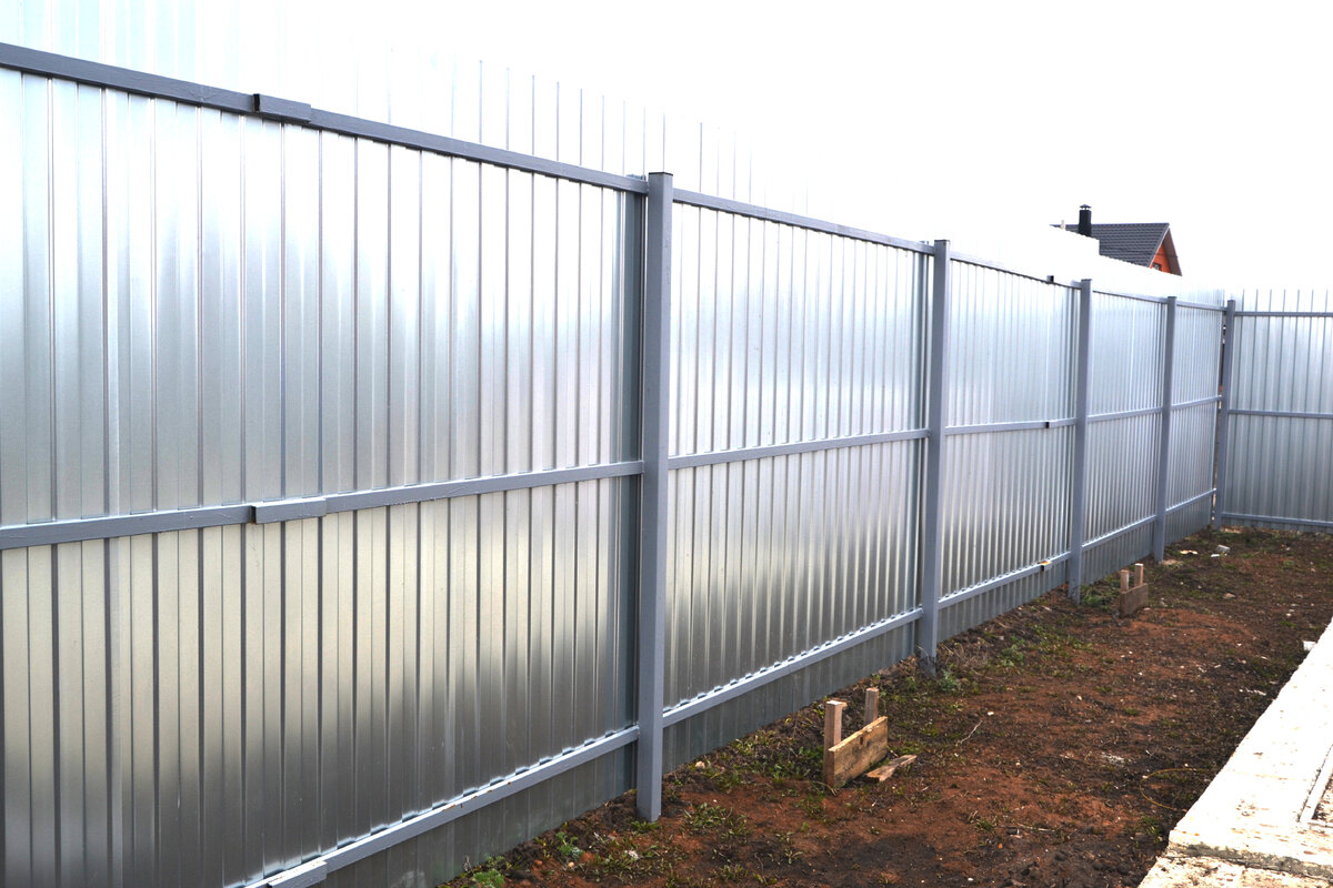 Хорошо, что забор заказали - светлый. Если бы был темный, так вообще было бы жутко. @ Горбунов Сергей