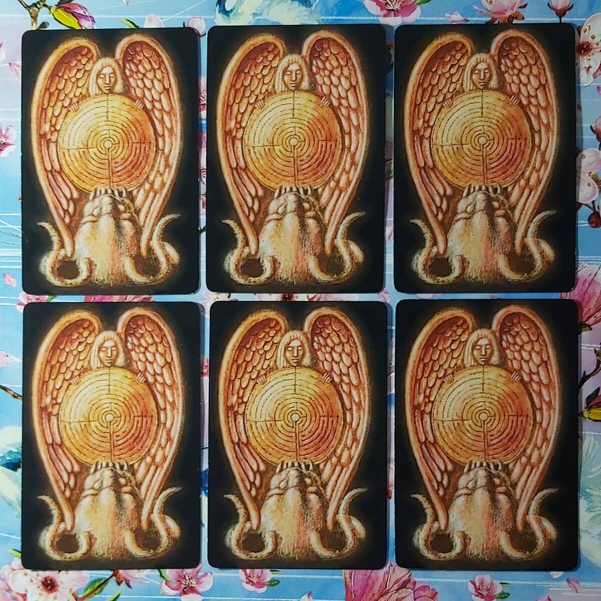 Приветствую вас, дорогие друзья!
Сегодняшнее лунное затмение открывает коридор летних затмений.
Обычно это весьма турбулентный этап в жизни многих людей, поэтому я подготовила для вас послание карт с поддержкой на этот период.
Шесть вариантов, выбирайте свой, описание в комментариях под фото.
Искренне надеюсь, что послания карт помогут вам с выбором стратегии и будут поистине полезны.