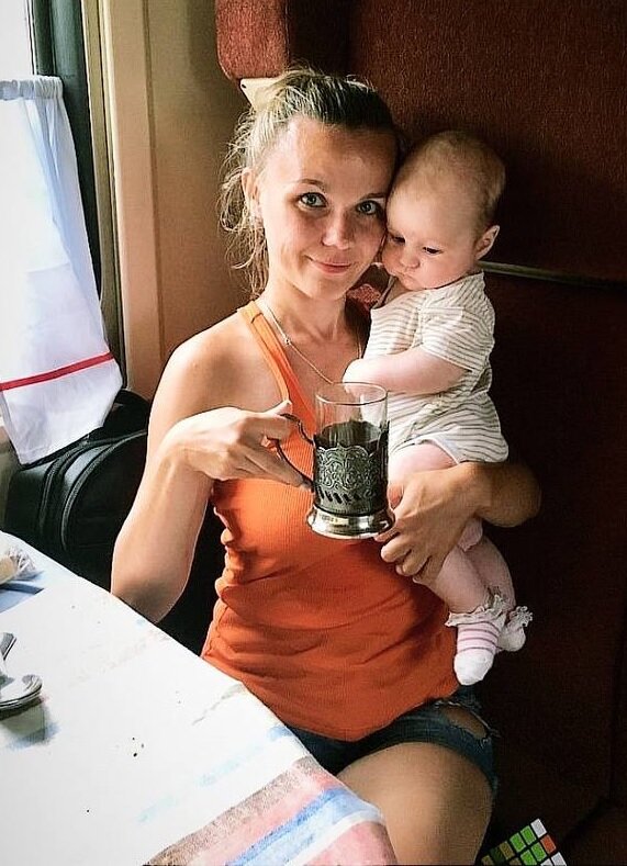 На фото девушка с ребенком взяты для примера. Фотографий реального героя - нет.