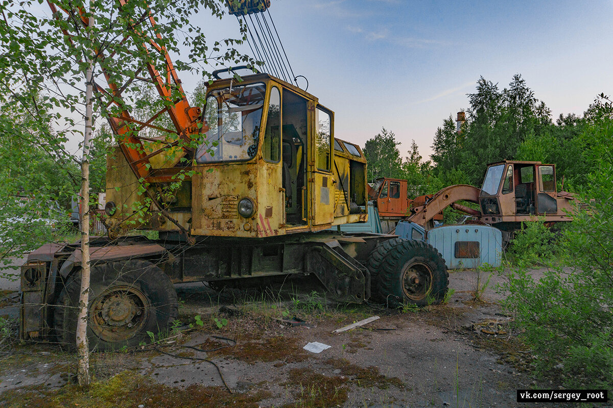 В статьях моего канала целенаправленно отсутствует текст. В статьи на странице с которыми зритель провёл не менее 1 мин, Яндекс.Дзен вставляет рекламу, от размещения которой получает отчисления и автор статьи, это породило множество мусорных текстов у авторов которых главная цель - задержать вас подольше на странице любой ценой чтоб заработать на этом. Такие текста затормаживают визуальный канал восприятия и засоряют вашу голову. Не читайте. Любуйтесь эстетикой заброшенного.