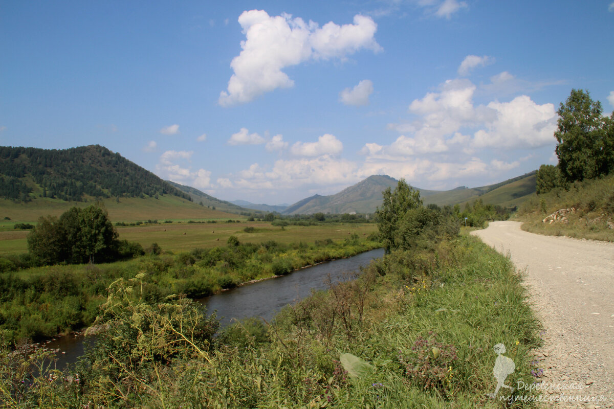 Дорога идёт вдоль реки. Фото автора.