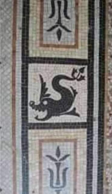 Пол в подъезде обычного жилого дома.