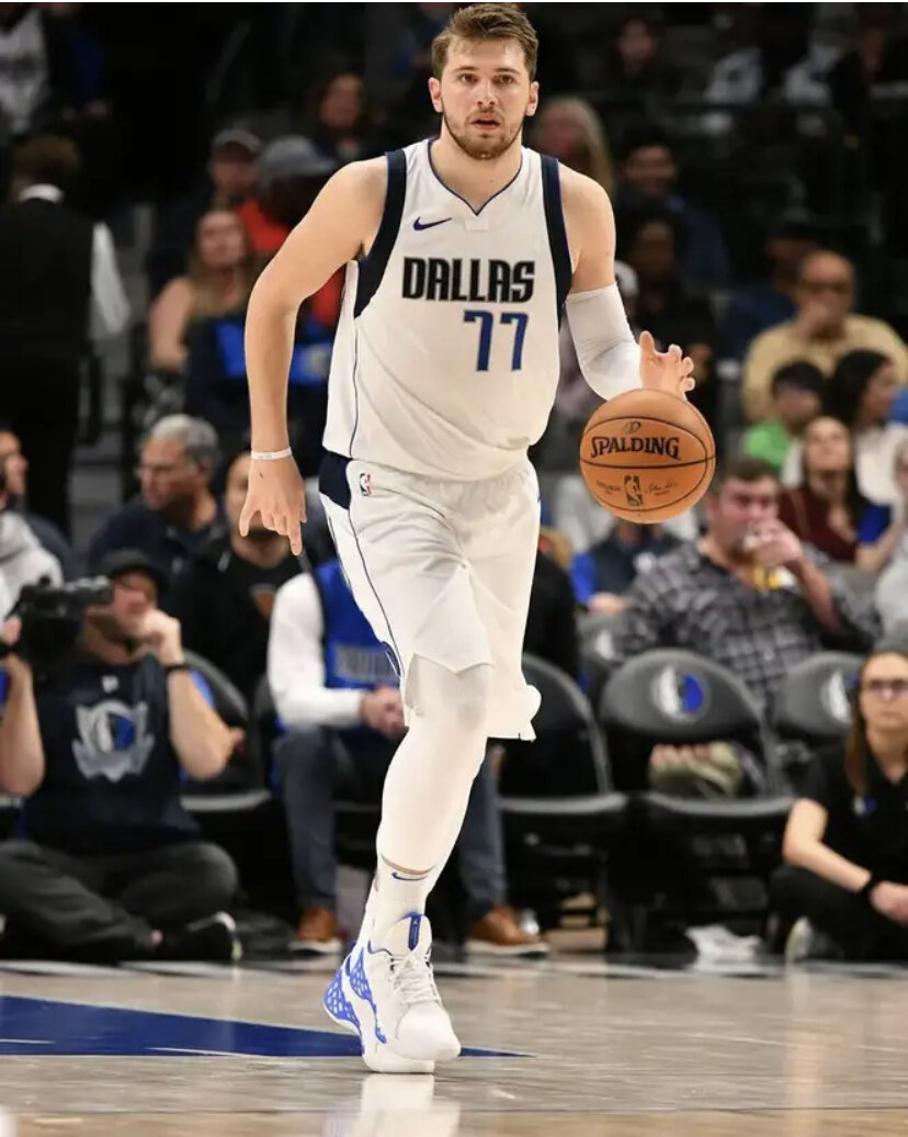 Лука Дончич в форме Даллас Маверикс.