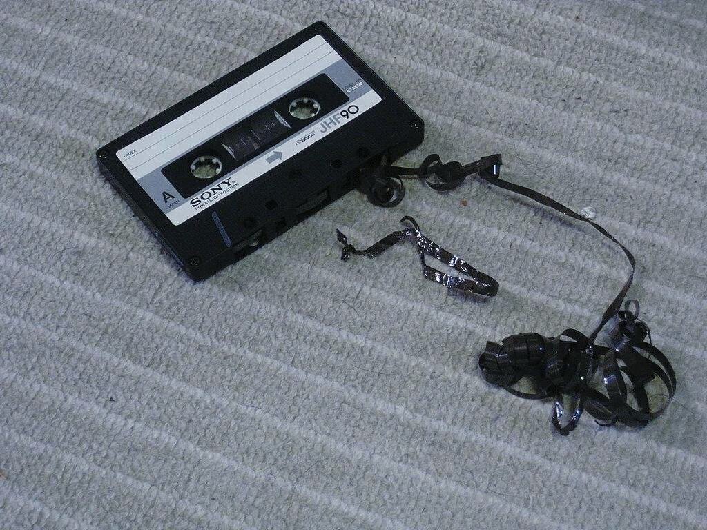 Зажеванная плёнка - головная боль меломанов 90-х