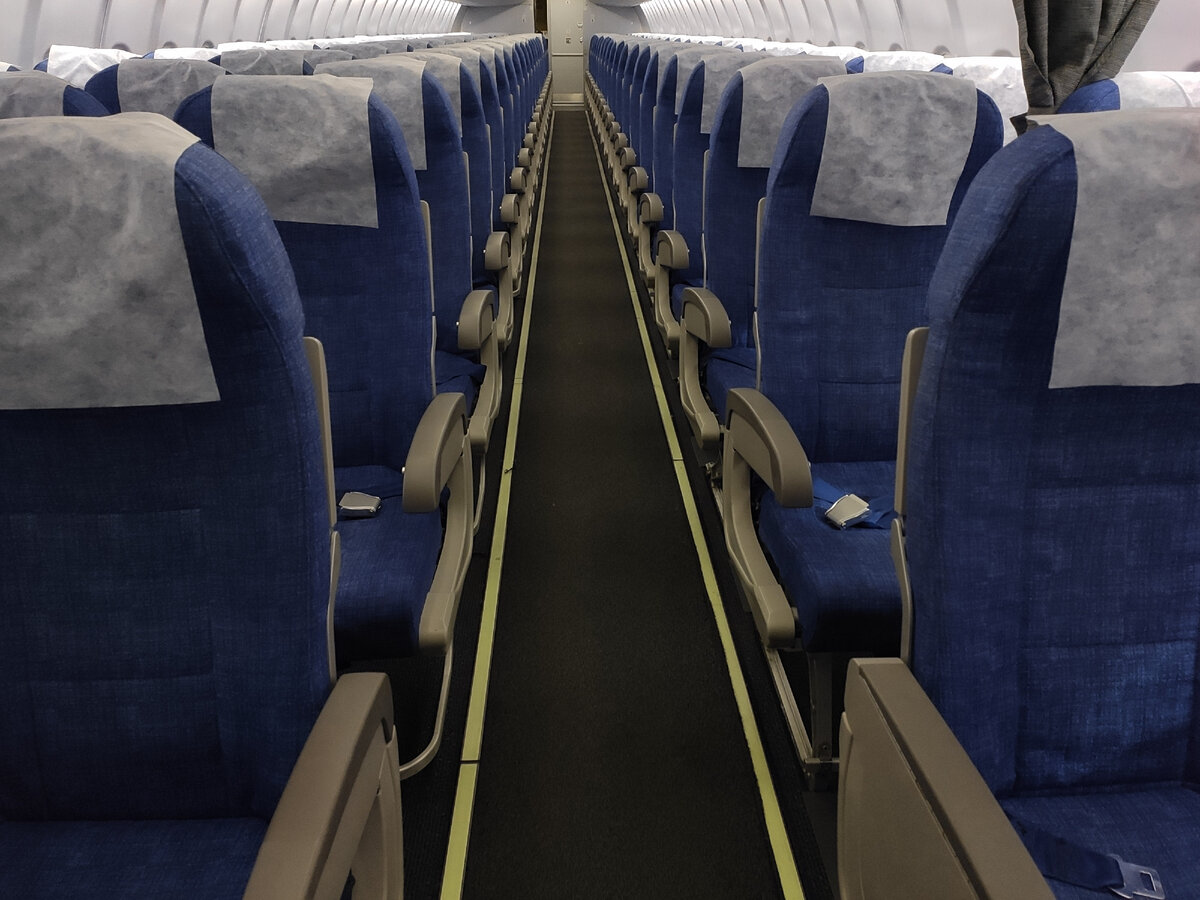 Пассажирский салон в самолете SSJ-100