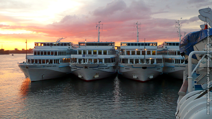 теплоход вече великий новгород. теплоход булгария мемориал. речной вокзал теплоходная прогулка. теплоход в стоячей воде. башкортостан теплоход на волге.
