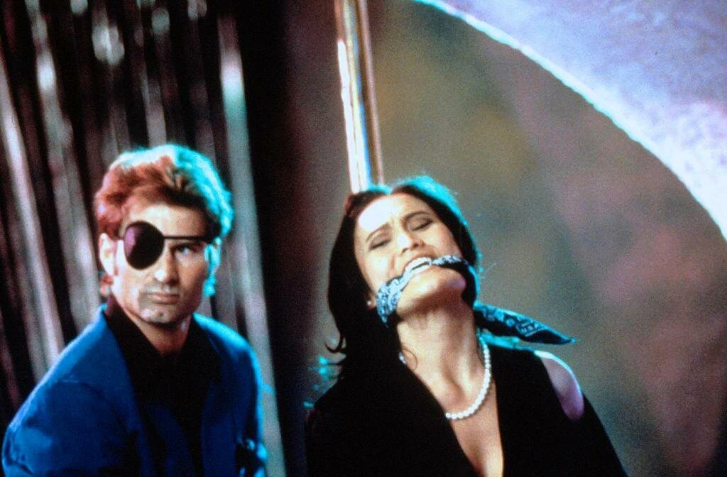 Кадр из фильма «Крыша мира» (1997)